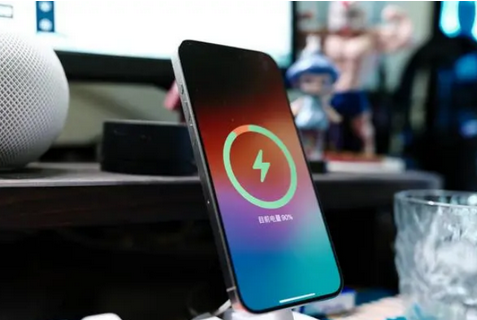 萨嘎苹果15换屏服务分享用什么充电器给iPhone15充电更好 